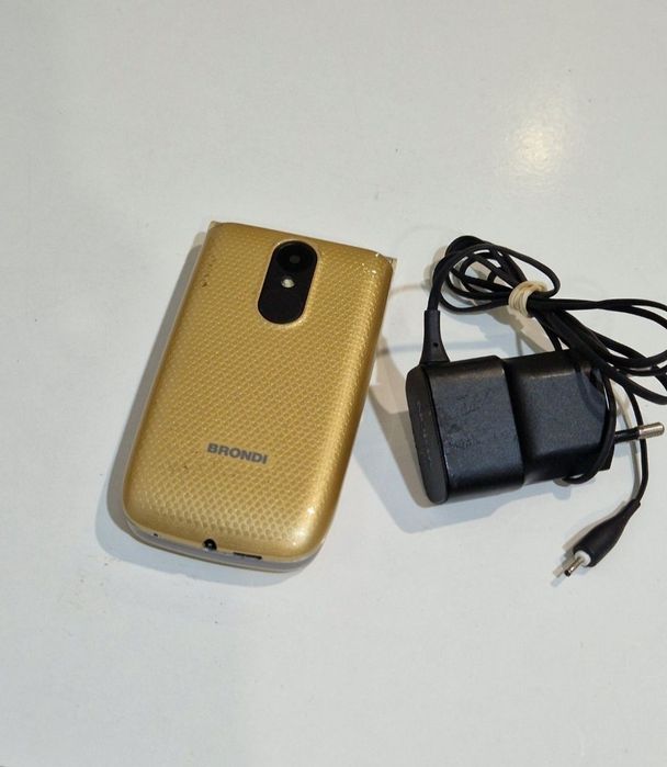 Super telefon cu clapeta.  Special pentru Seniori.