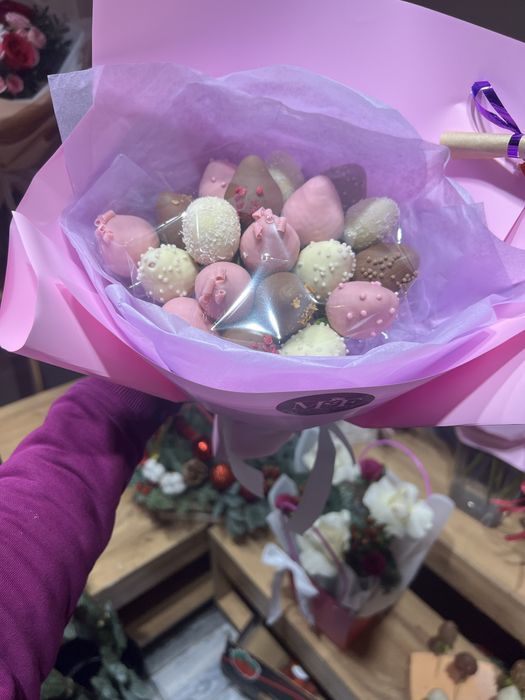 Клубника в шоколаде с цветами