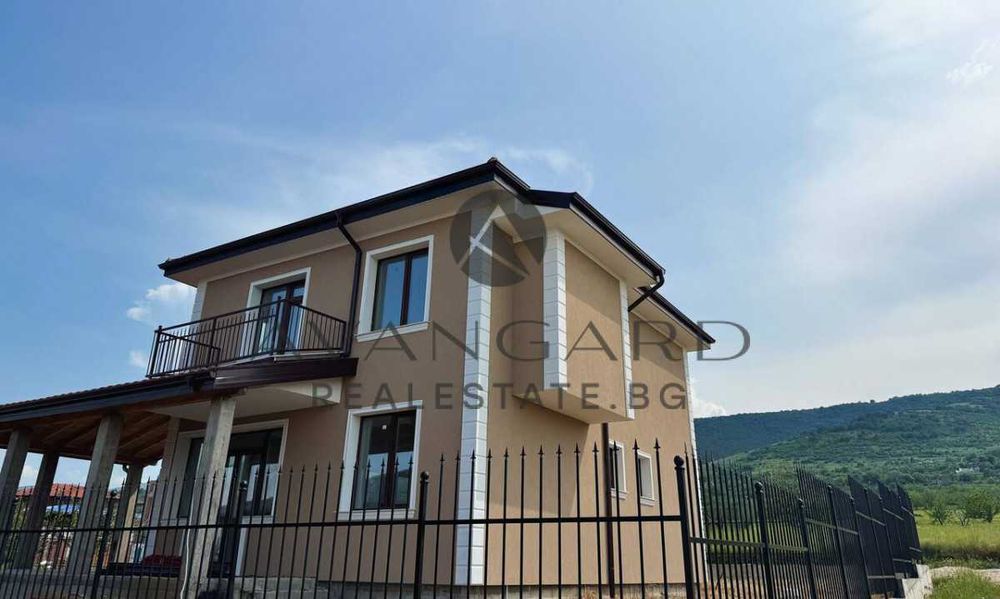 оф.23377 Самостоятелна къща с двор/с.Брестник