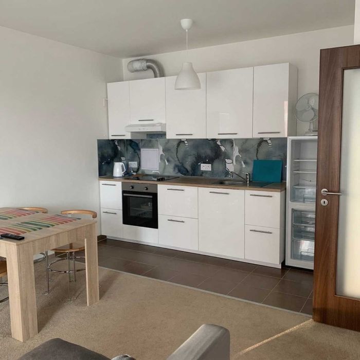 Двустаен апартамент под наем до Форума