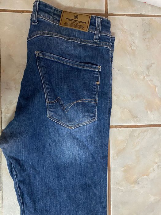 Мъжки сини дънки с дълъг крачол на Teodor.