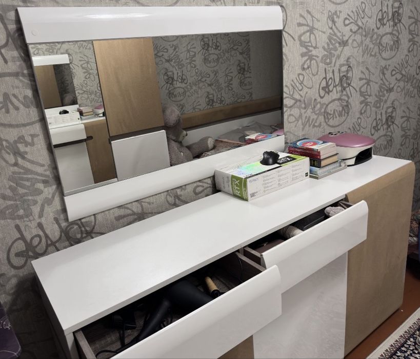 Комод и зеркало „Линате“