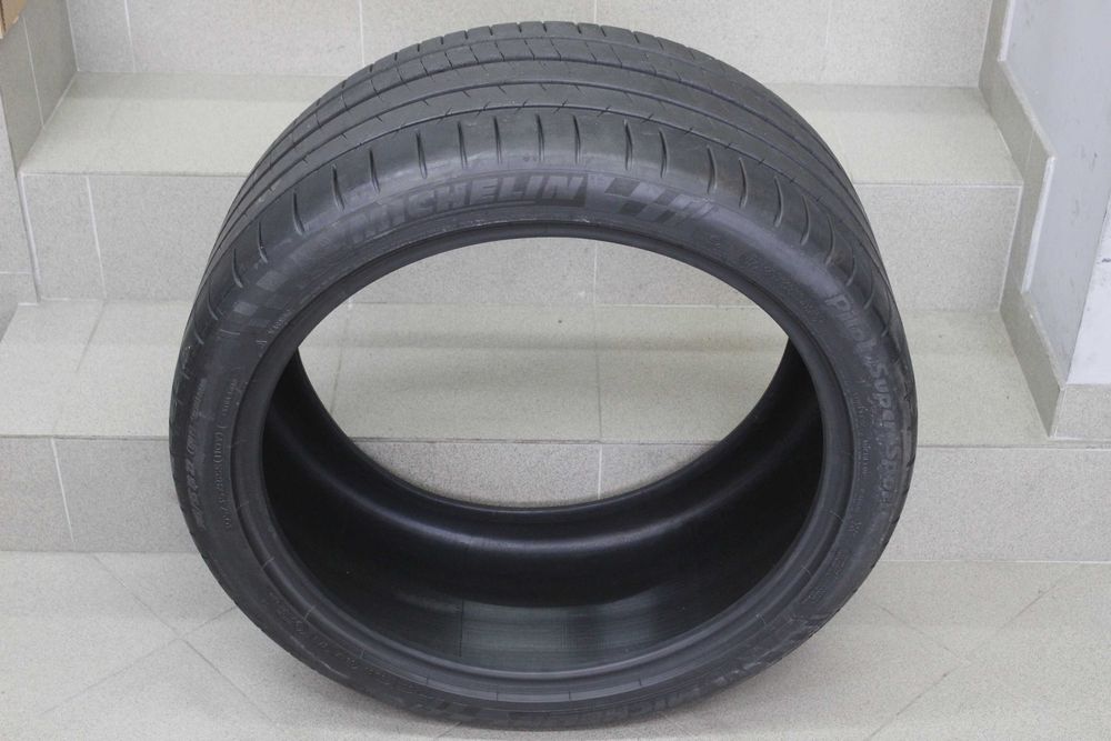 305/35-22 Michelin