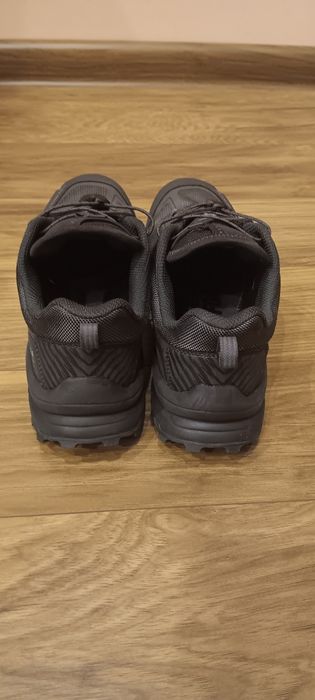 Продавам чисто нови маратонки за джогинг на фирмата Зара