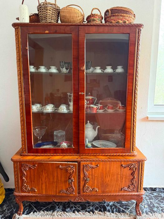 Set sufragerie vintage complet – vitrina, comoda, masa si 6 scaune din lemn sculptat