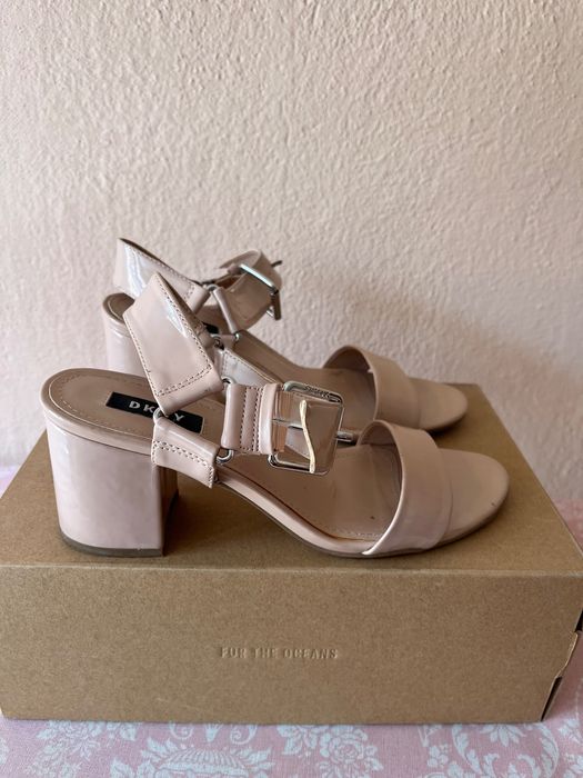 DKNY маркови сандали