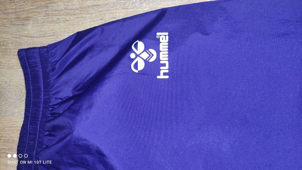 ново долнище на Hummel