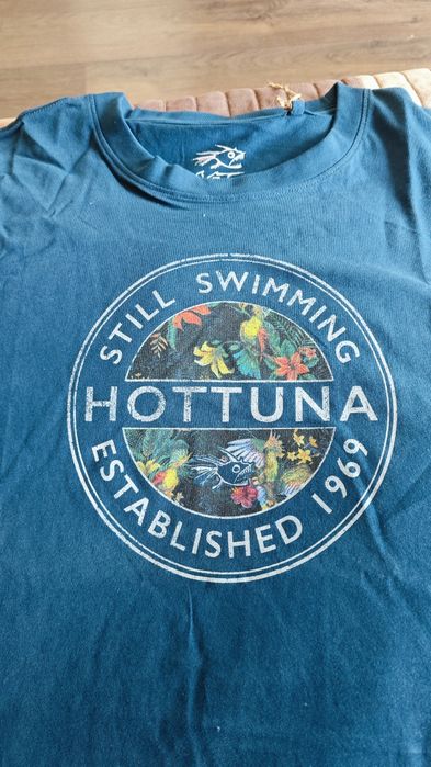 Продавам тениска Hot tuna