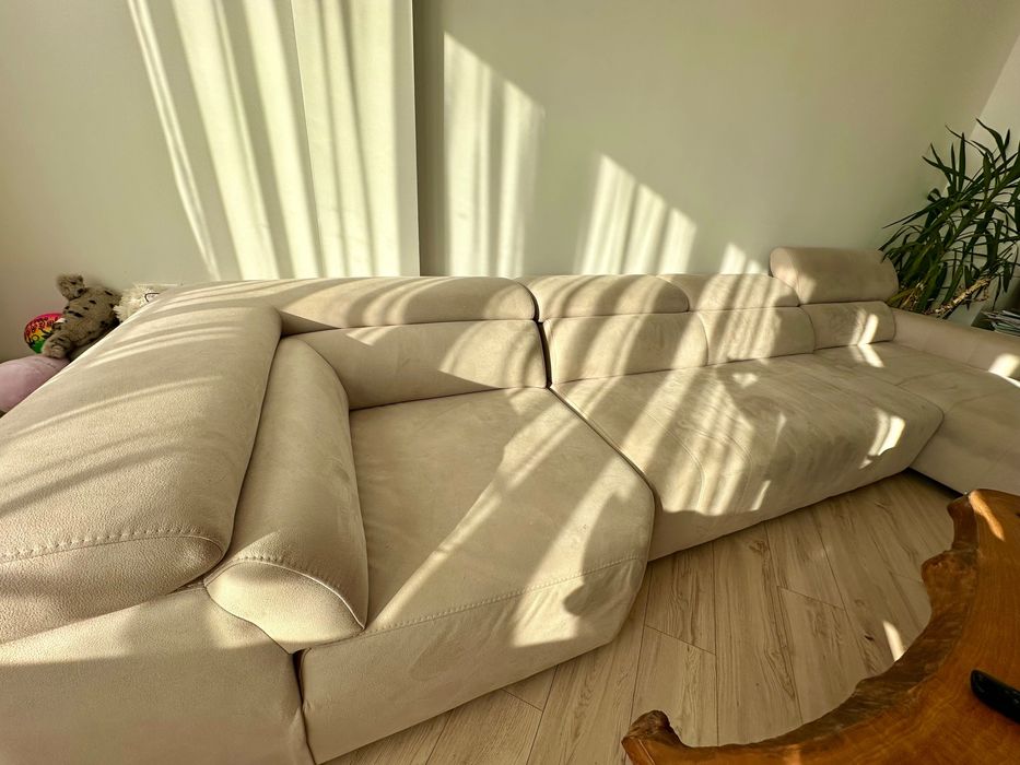 Голям и удобен диван за просторна всекидневна или офис