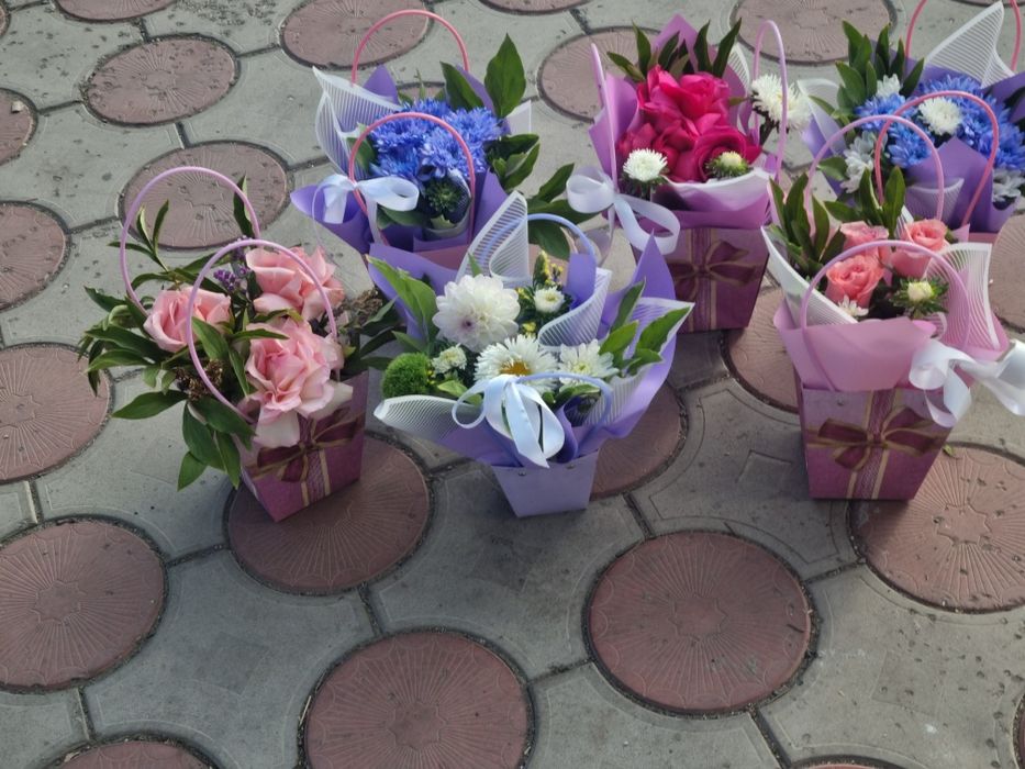 Розы лилии эустомы  диантусы