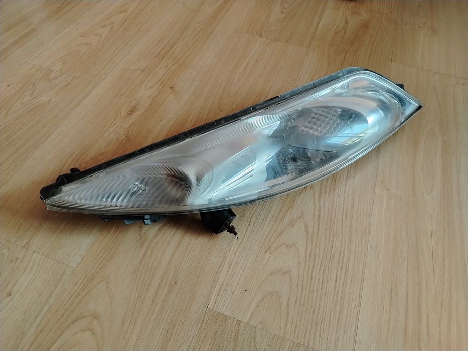 Передняя фара Nissan Juke