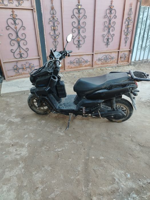 Moto skuter Nukus