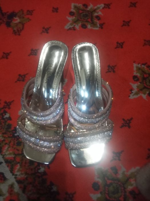 Turkiyadan kelgan ayollar poyabzali sotiladi.