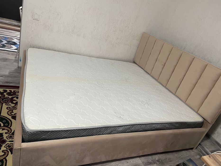Продаю кровать 1,80 × 2,00 м.