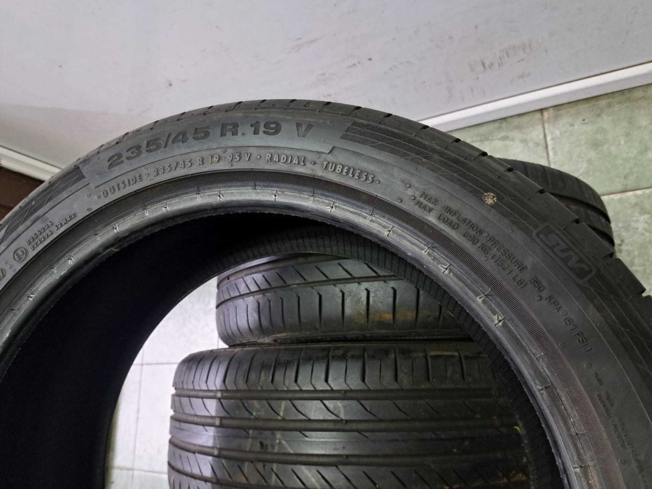 4 anvelope 235/45 R19 Continental runflat