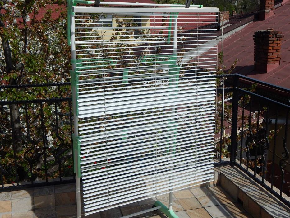 Jaluzea metalica alba dimensiuni 115 x 92 cm anii 1990 utilizata