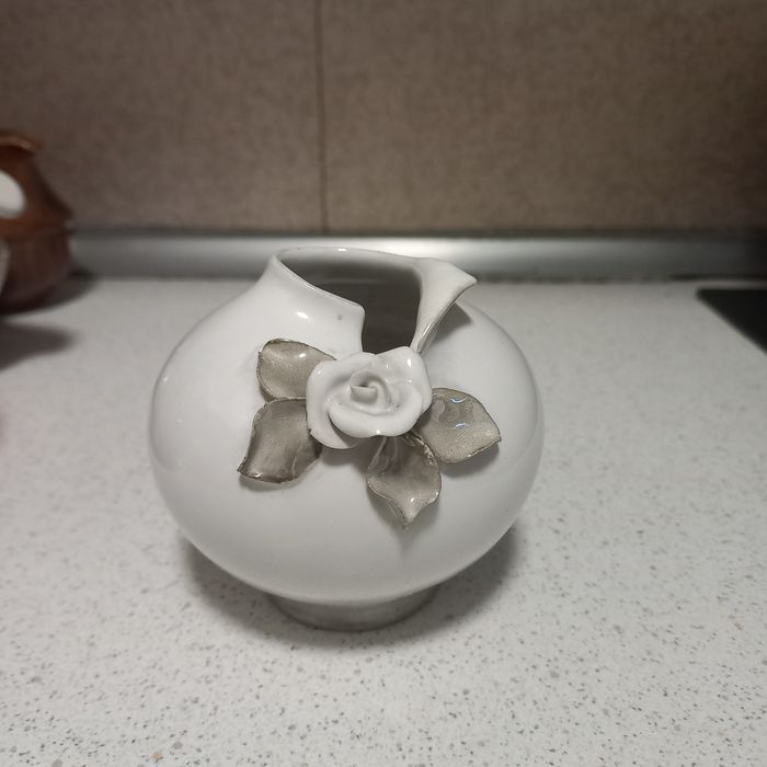 Различни стъклени и керамични съдове, всичко по 3 левав