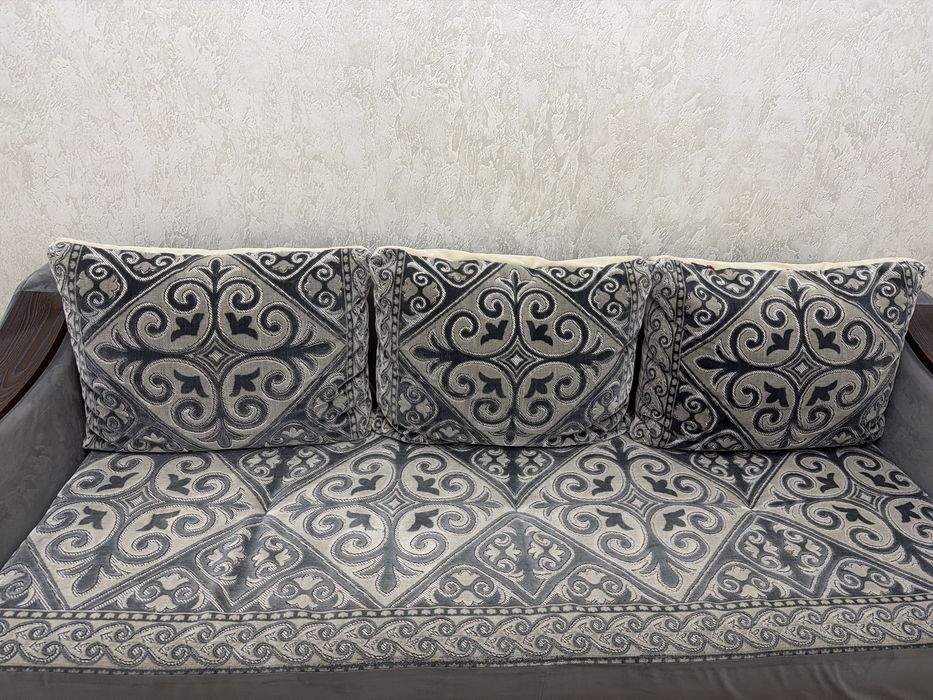 Диван с расклодушкой