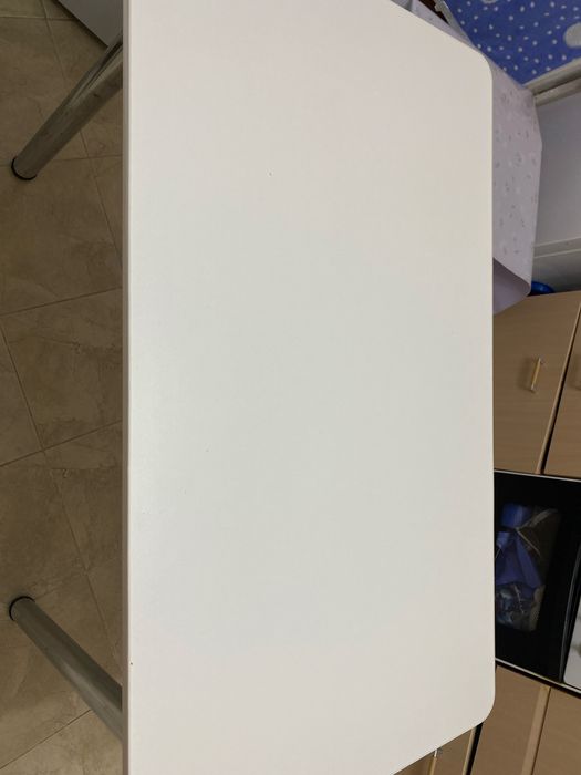 Продам стол в отличном состоянии,белый