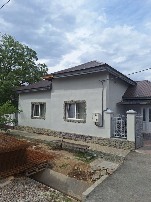 Închiriez casa în Remetea Mare 4camere