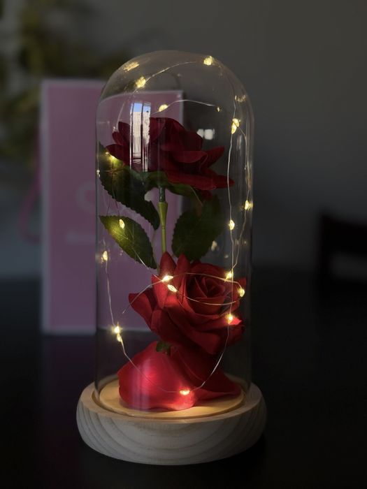 Вечна роза под стъклен купол