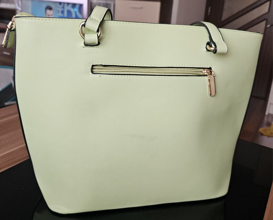 Кожена чанта за рамо с две дръжки външен джоб  капак регулируема през