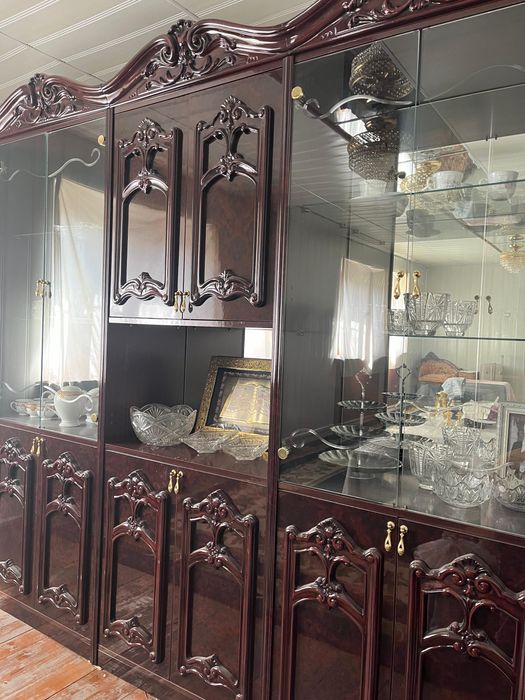 СПОЧНО !Продаю шкаф витрину