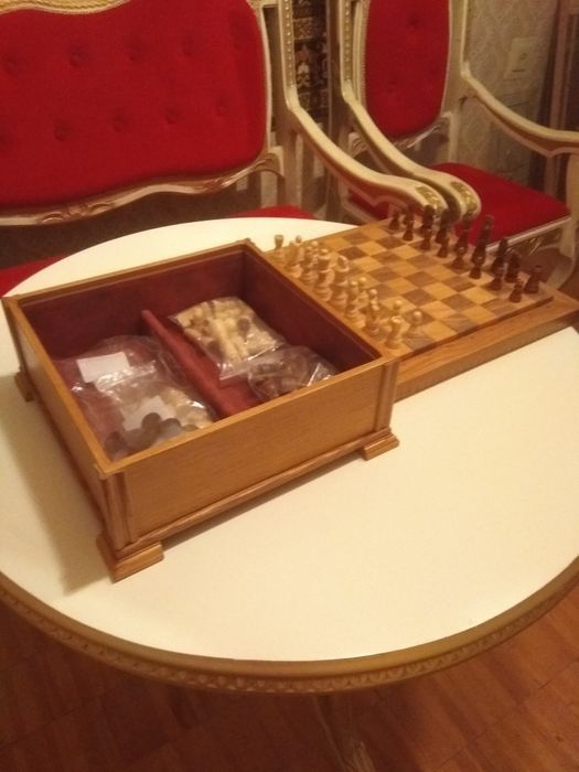 Столик для игры в шахматы ,шашки