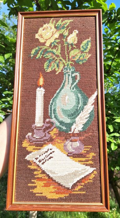 Vând goblen cusut, înrămat, o vază cu trandafiri