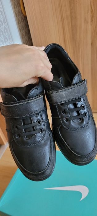 Продаются кожанные туфли, черные.