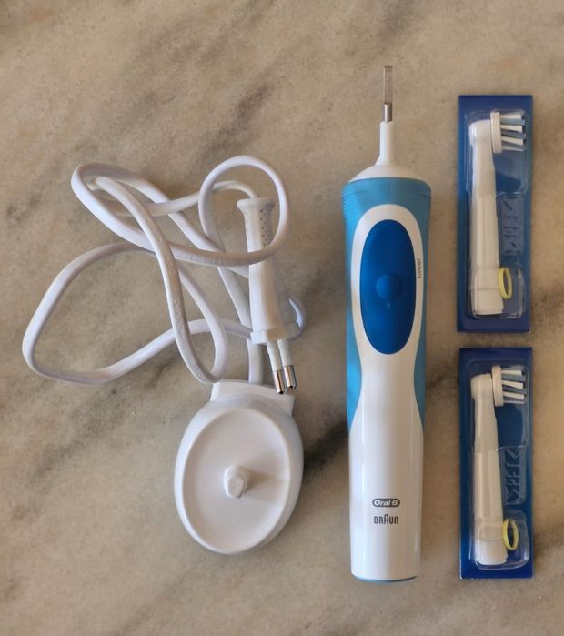 Електрическата четка за зъби Oral-B Vitality Plus CrossAction