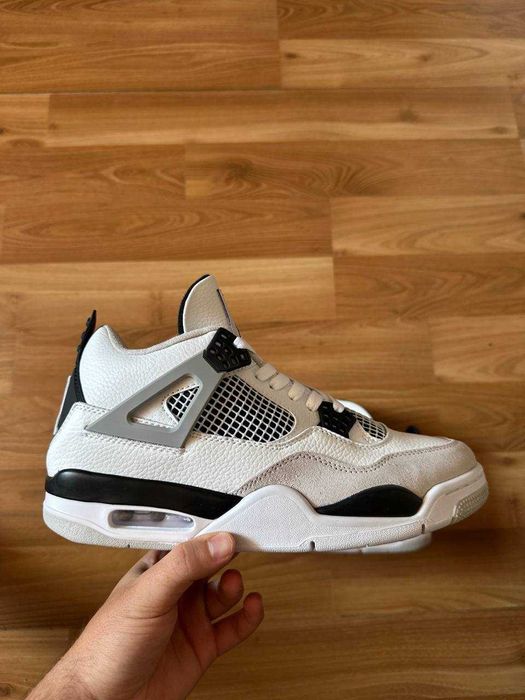 Sneakers Jordan4 cu eticheta (nu Nike, Gucci, Adidas, Balenciaga)