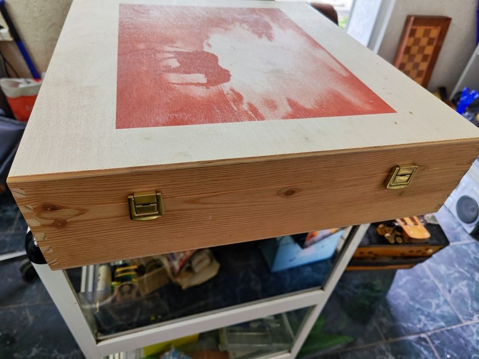 Голяма дървена кутия с отделения