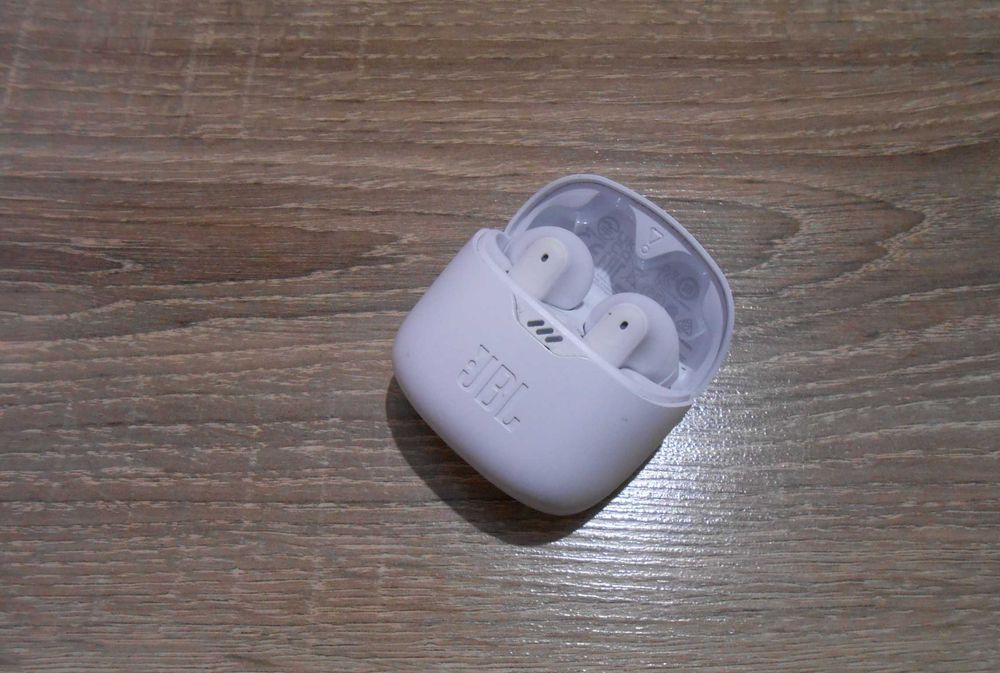 Casti Wireless JBL Tune,ca noi ,albe
