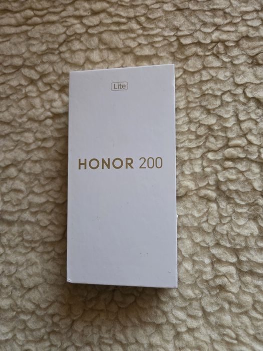 Продавам чисто нов смартфон HONOR 200