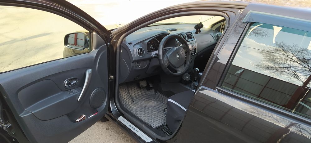 Рено Логан автомобиль