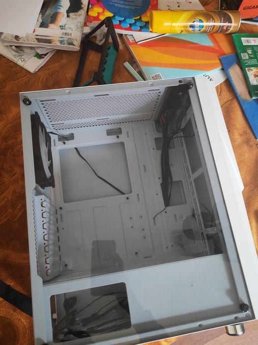 Carcasa PC albă cu rgb customizabil  - URGENT