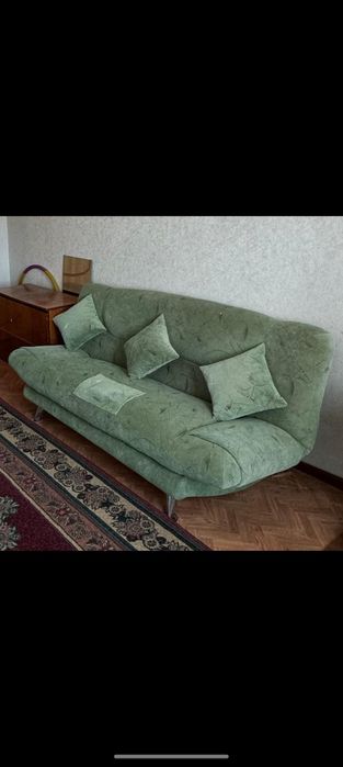 Продаю б/у диван раскладной и ковры