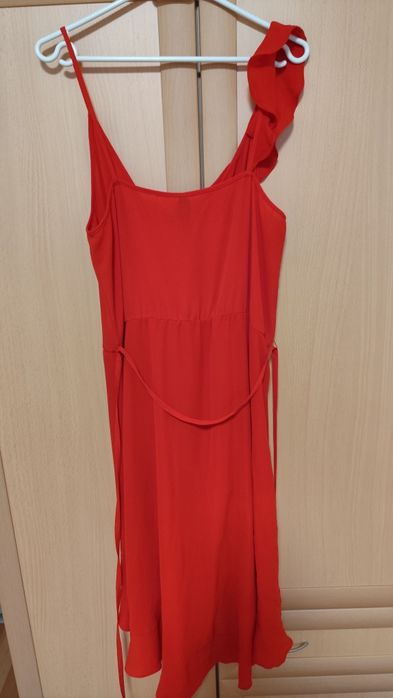 Асиметрична червена рокля H&M, тип прегърни ме
Носена броени пъти