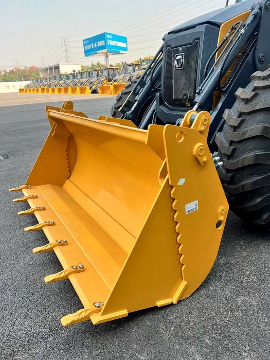 На складе! Yema Экскаватор-погрузчик XCMG XC8-S3570