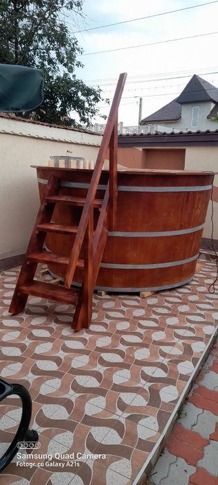 Дървено джакузи осигуряваше домашен уют и релакс в градината.