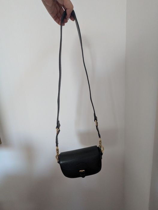 Geanta mini crossbody din piele naturală neagră, cu textură granulată și accesorii metalice aurii