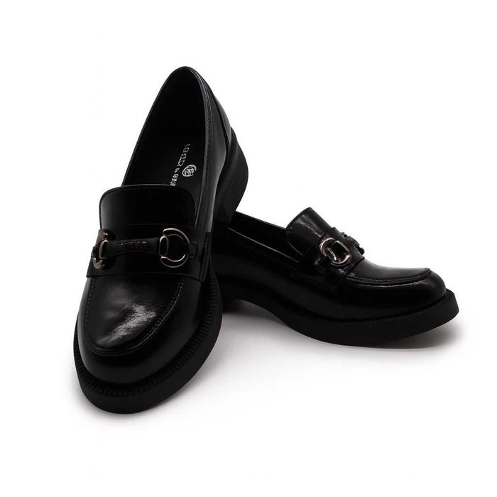 Дамски мокасини от естествен лак с декоративна тока