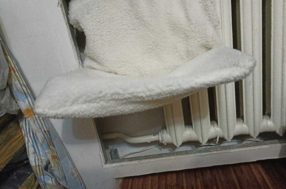 Кровать для кошек у батареи