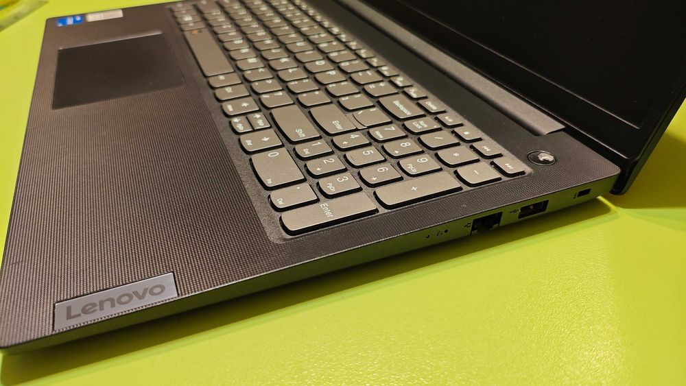 Продавам Lenovo V15 G3 IAP / i5-1235U / 16GB RAM / 512GB NVMe