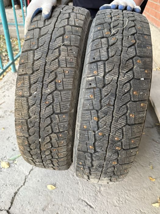 Продам 2 зимние шины со шипами