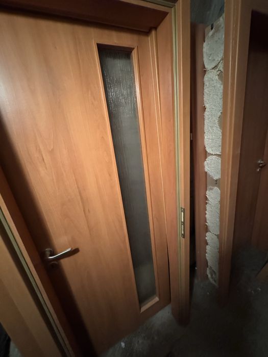 ПРОДАВАМ!ДВЕ ИНТЕРИОРНИ ВРАТИ С КРИЛА И ЕДНА КАСА!
