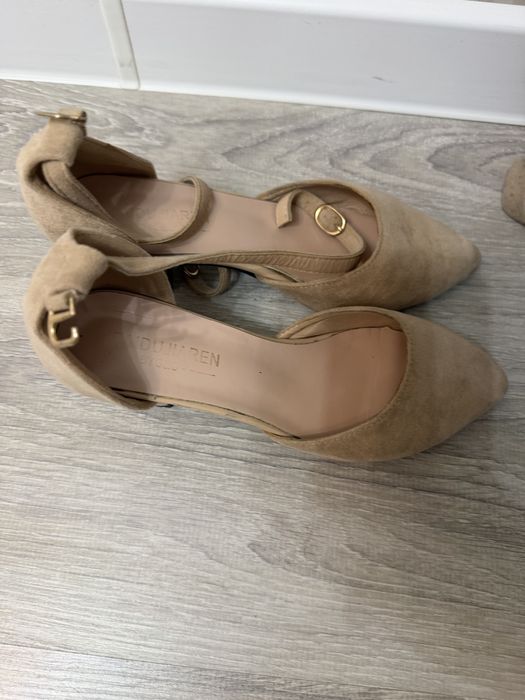 Продам туфли бежевые