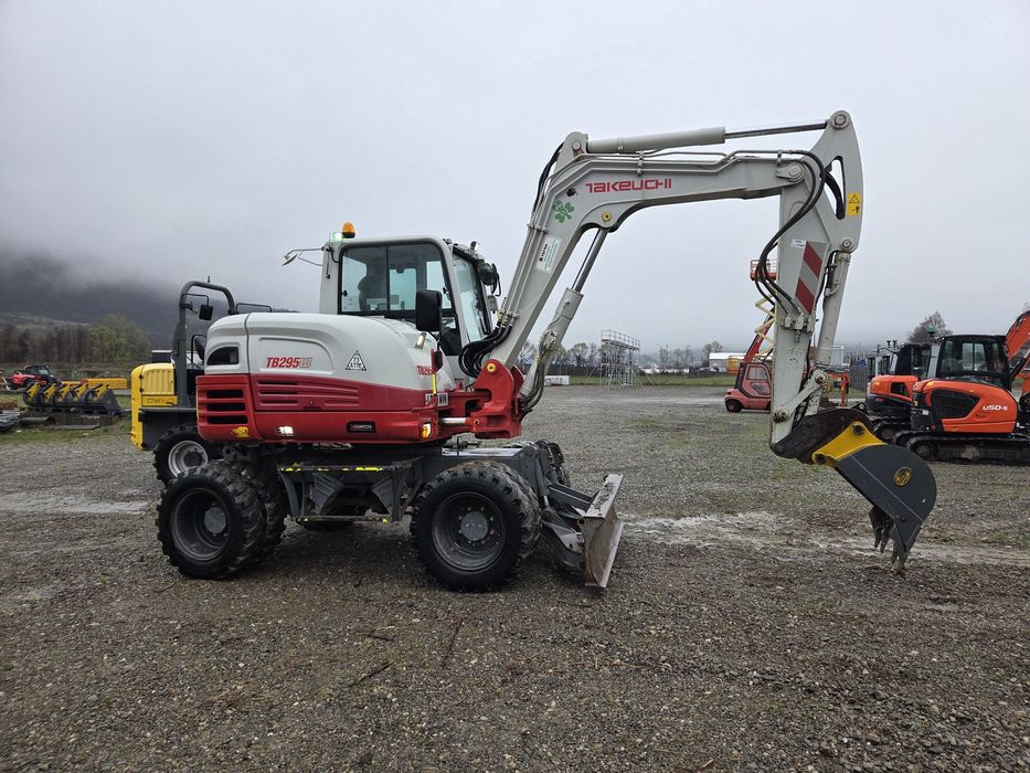 Inchiriez utilajul excavator cu roți,  cilindru Hamm 15 t