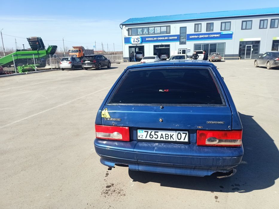 Машина ВАЗ 2114.